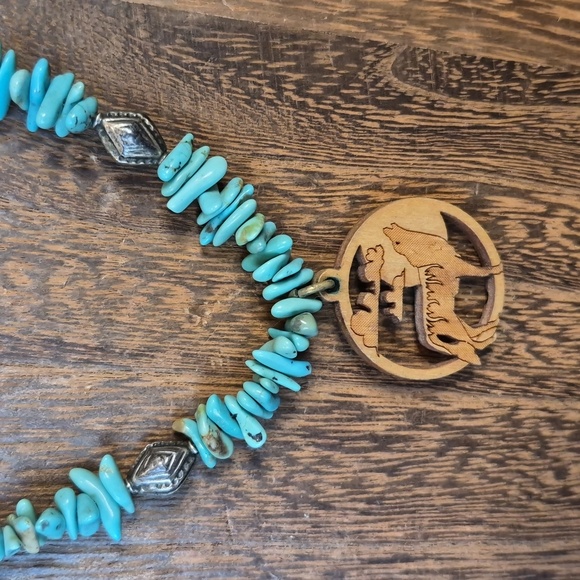 Vintage Turquoise Chip Bead Circular Wooden Howling Wolf Pendant Neckalce - Picture 3 of 8